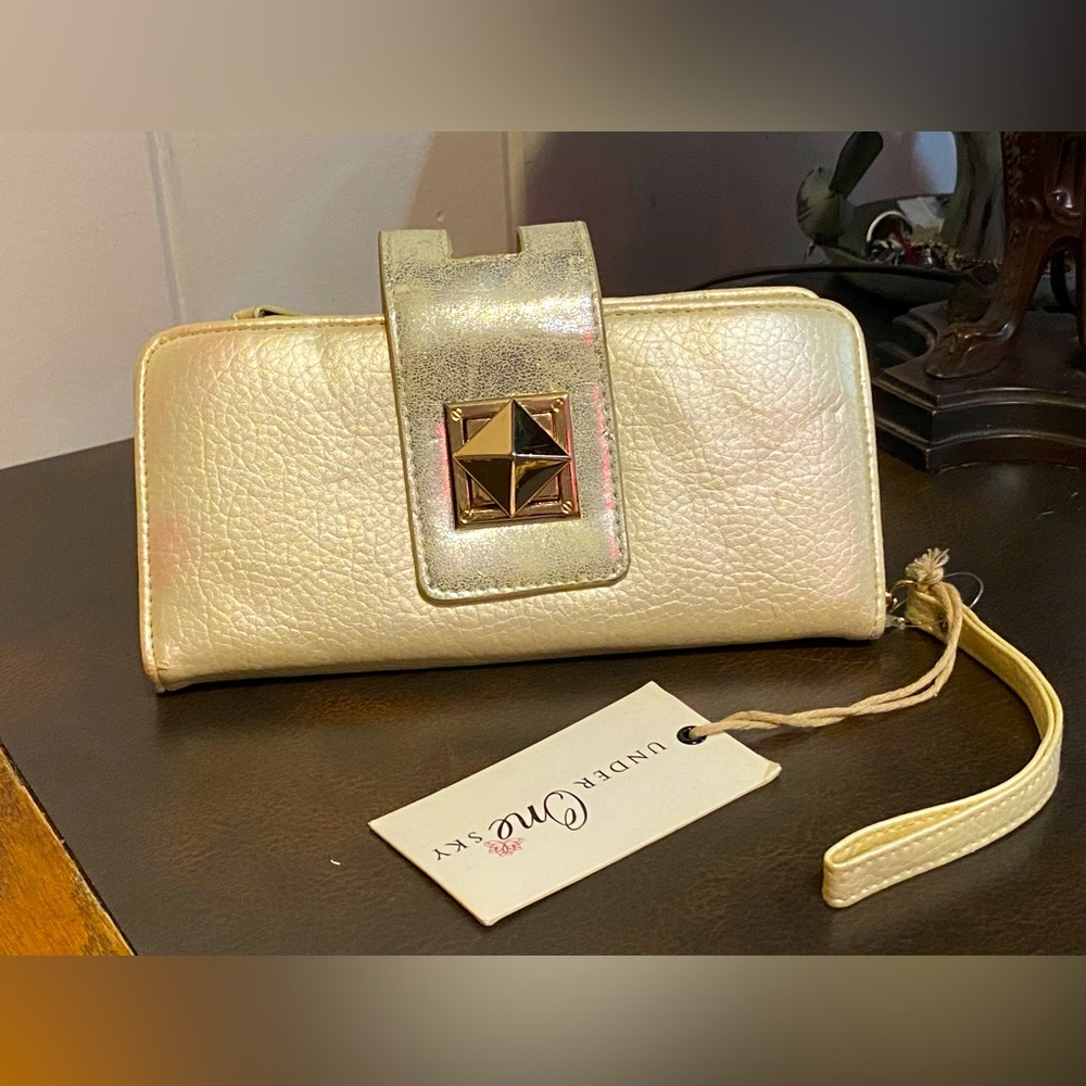 NWT “Under One Sky”roomy clutch/wristlet,iridescent cream/silver,gold clasp